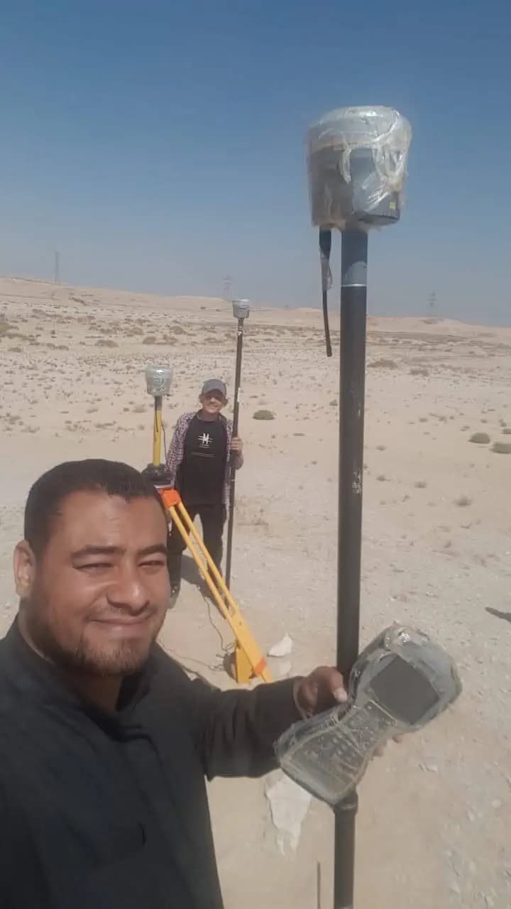 طاقم المساحة أثناء العمل بأجهزة RTK